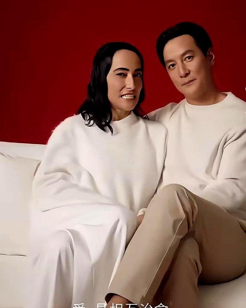 看了吴彦祖夫妻的近照，不少人愣是没认出他老婆。当年那个明艳动人的混血名模，如今剪了极短的头发，素颜出