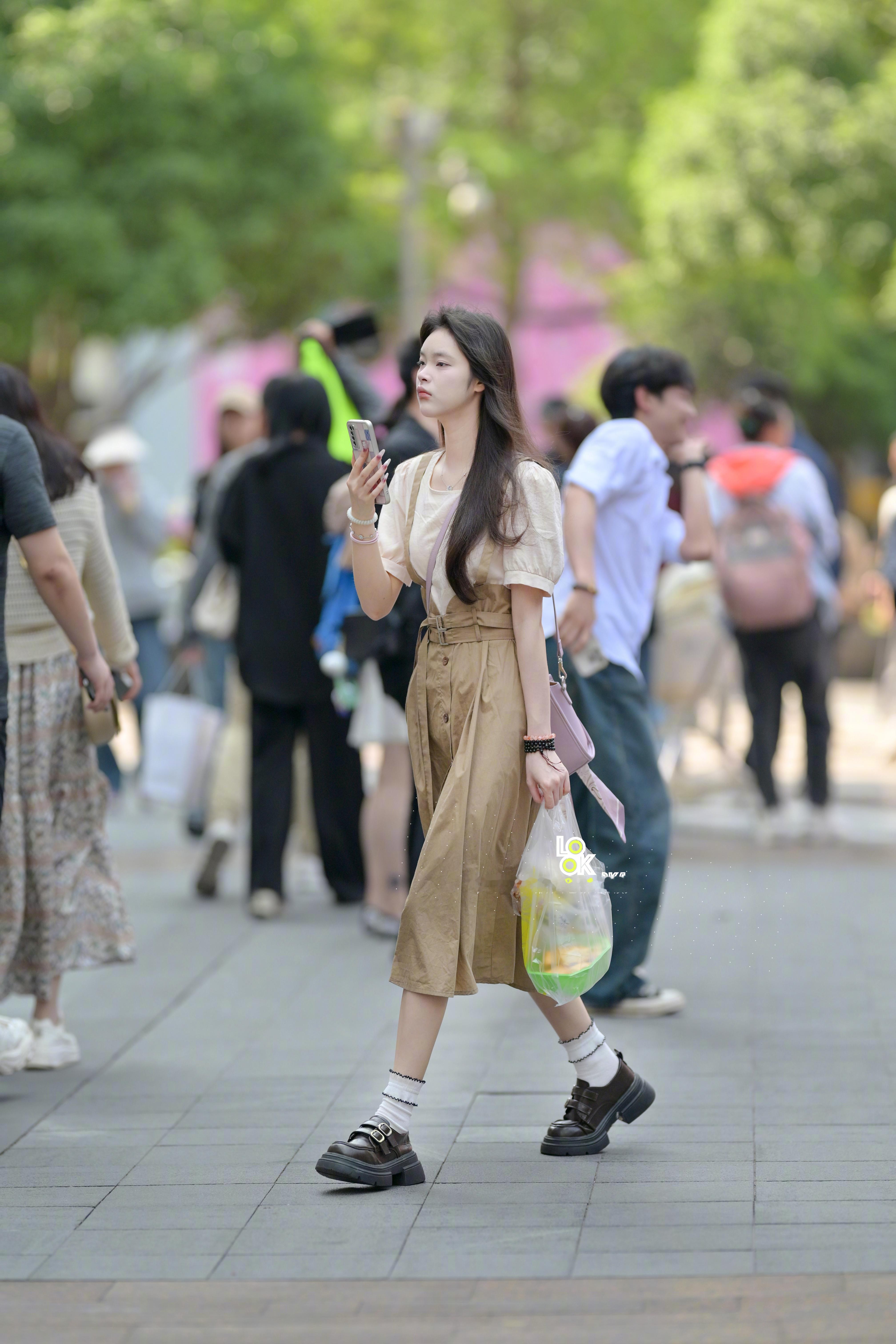 小姐姐好特别啊！也说不上为什么