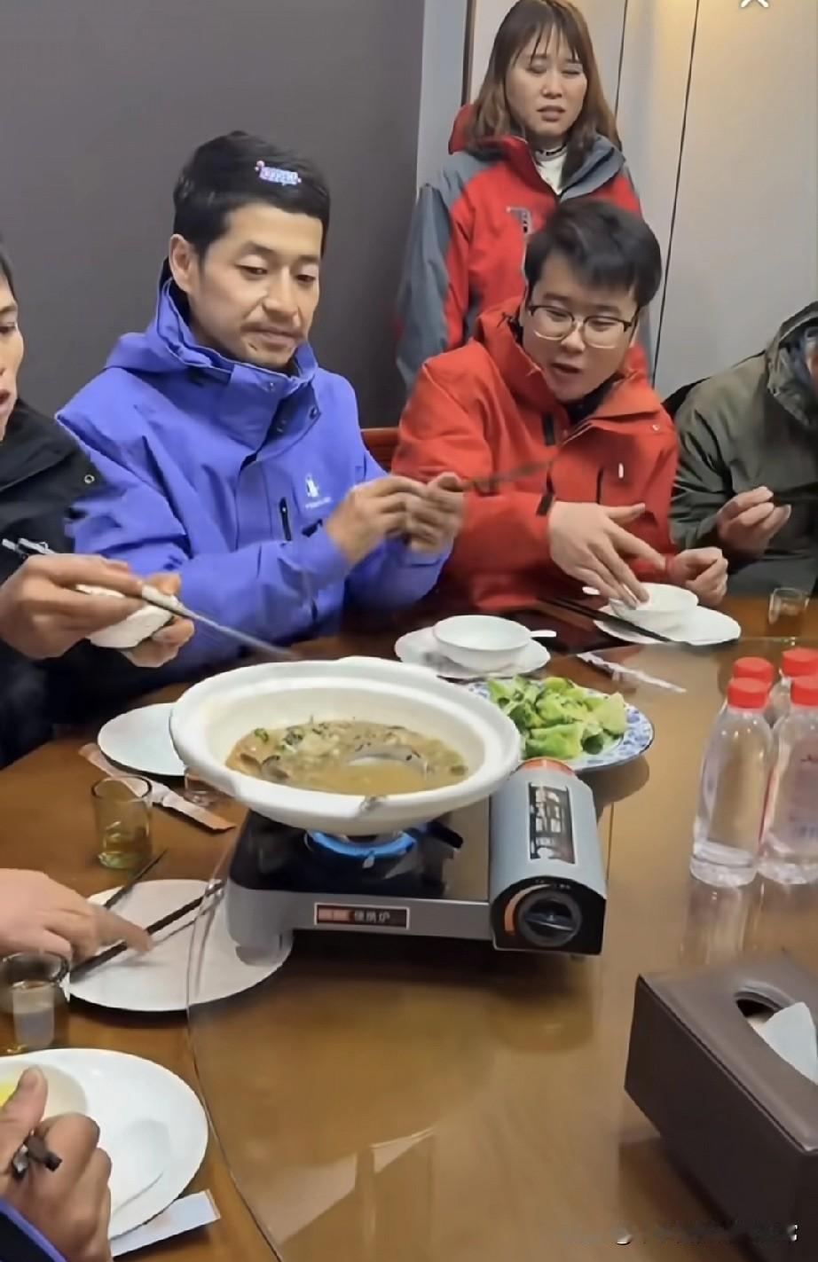 14个饿狼干饭菜刚上桌，盘子已经空了！七星山选手的干饭局——14个人围着一桌