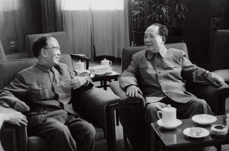 郭沫若对毛主席是无限崇拜，比如1949年，他作为文学艺术大会的主席，见到毛主席的