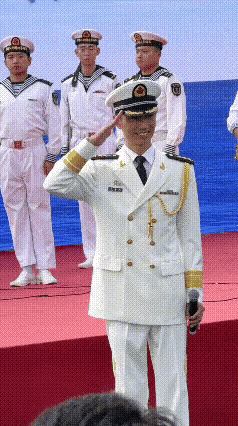 这海军军官也太帅太飒了！一身白军装笔挺笔挺，一个标准军礼，精气神直接拉满！笑容里