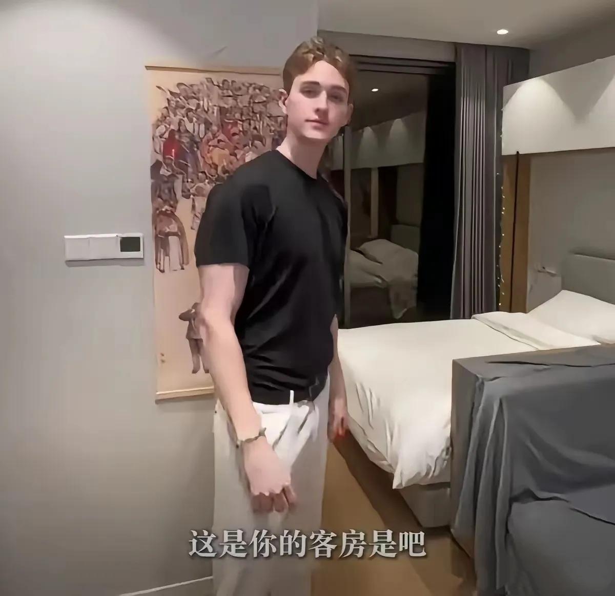 一个外国留学生，在复旦9个月。吃饭不掏钱，游玩不掏钱，花销全让女方出。换