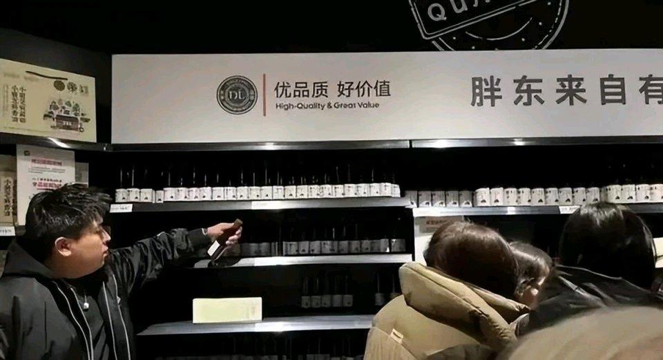 胖东来许昌老店弃租风波终于大结局啦！这事儿从房东坐地起价传出来后，网友们惋惜又不
