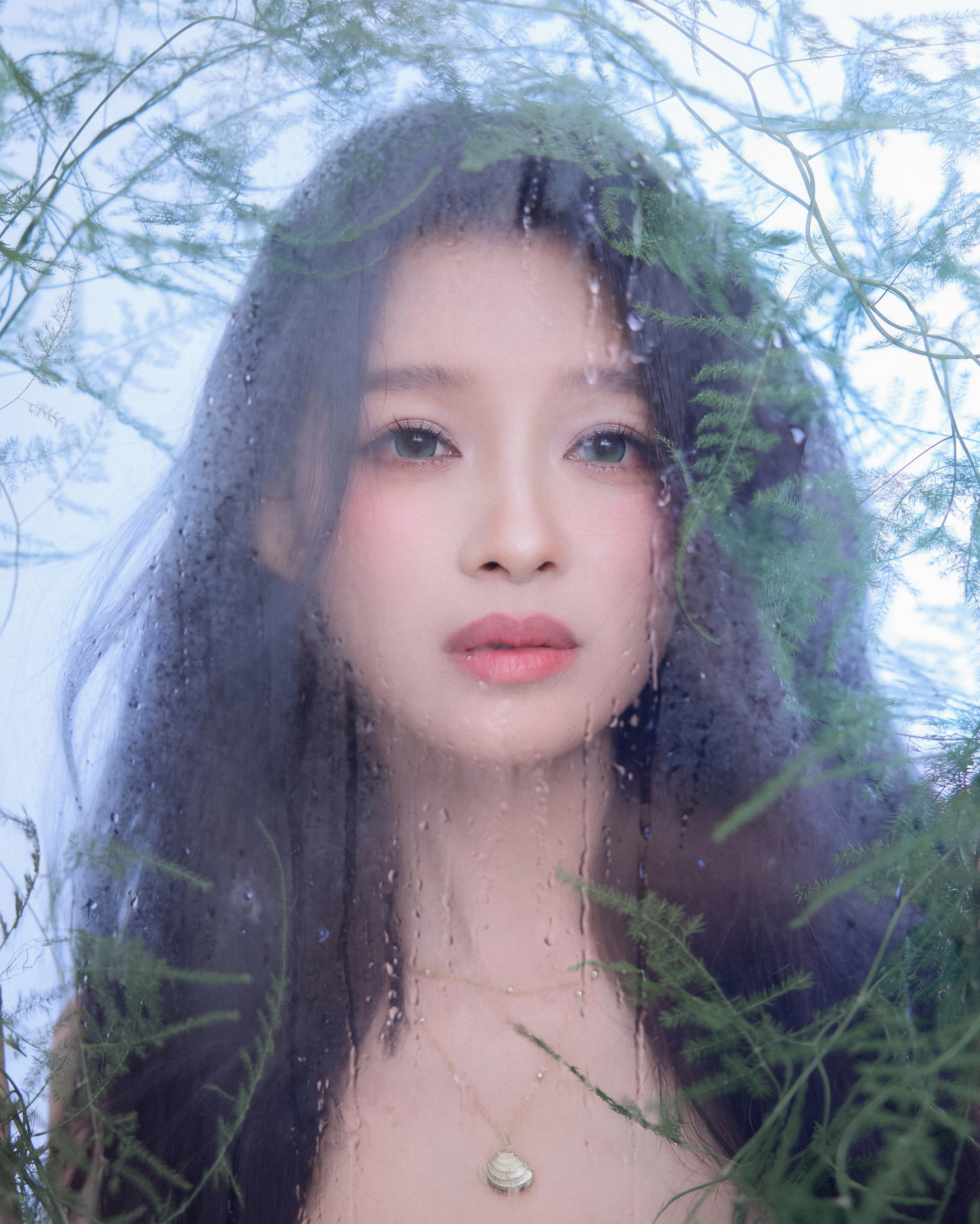 孙怡淡蓝抹胸鱼尾裙勾勒柔婉身段，似月里走出的花间仙姝，温柔里藏着勾人的灵动，一