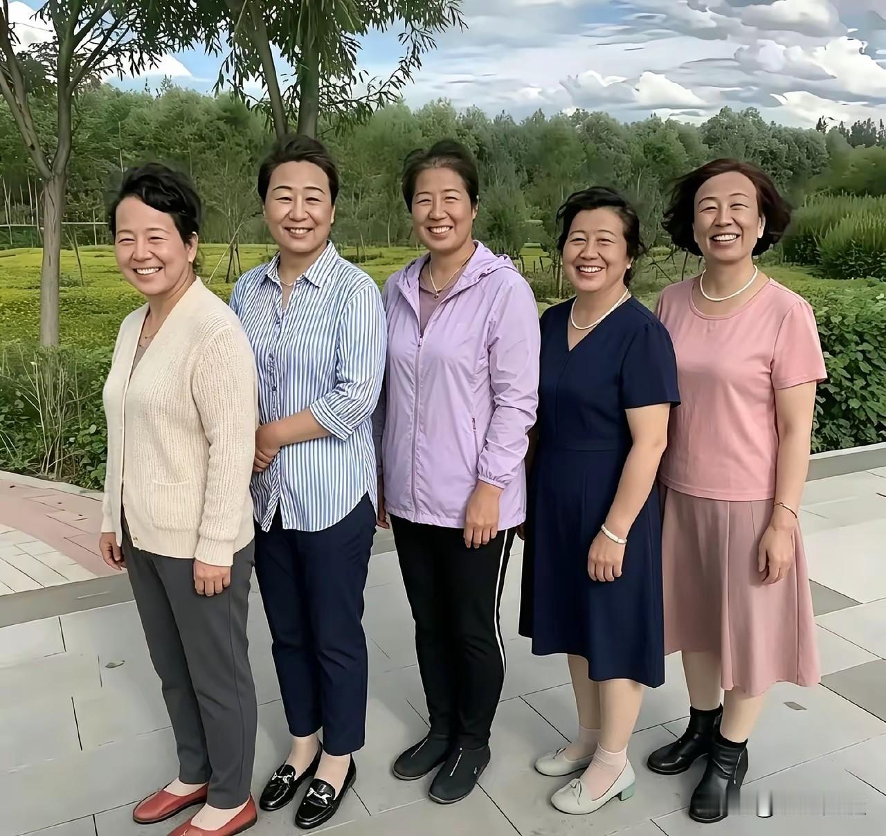 五位阿姨同框，四位是农村的，仅有一位来自城里。仔细辨认下，你能猜出谁是城里的那位