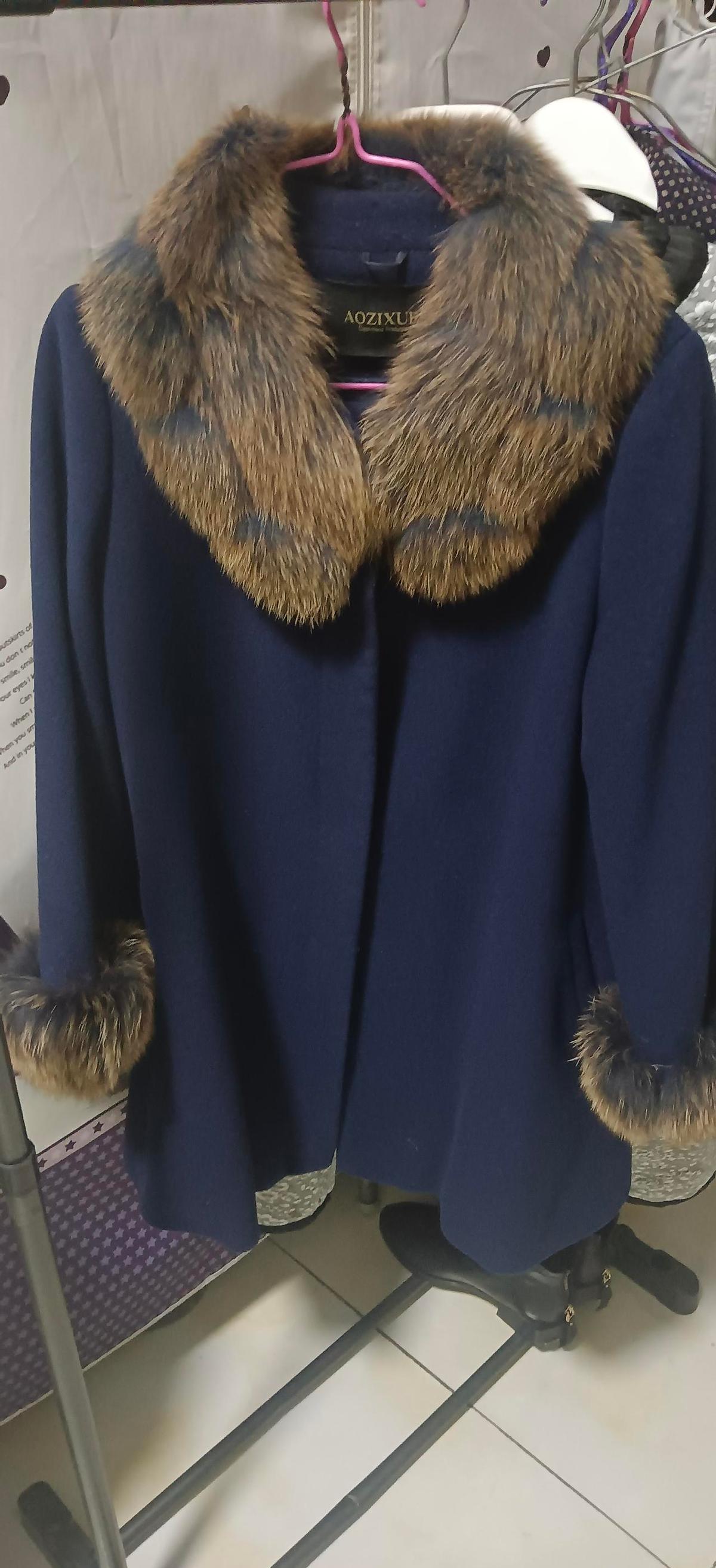 十年前花两千多买的羊毛大衣，压箱底十年，毛领干得像枯草，袖子油光全没了。舍不得