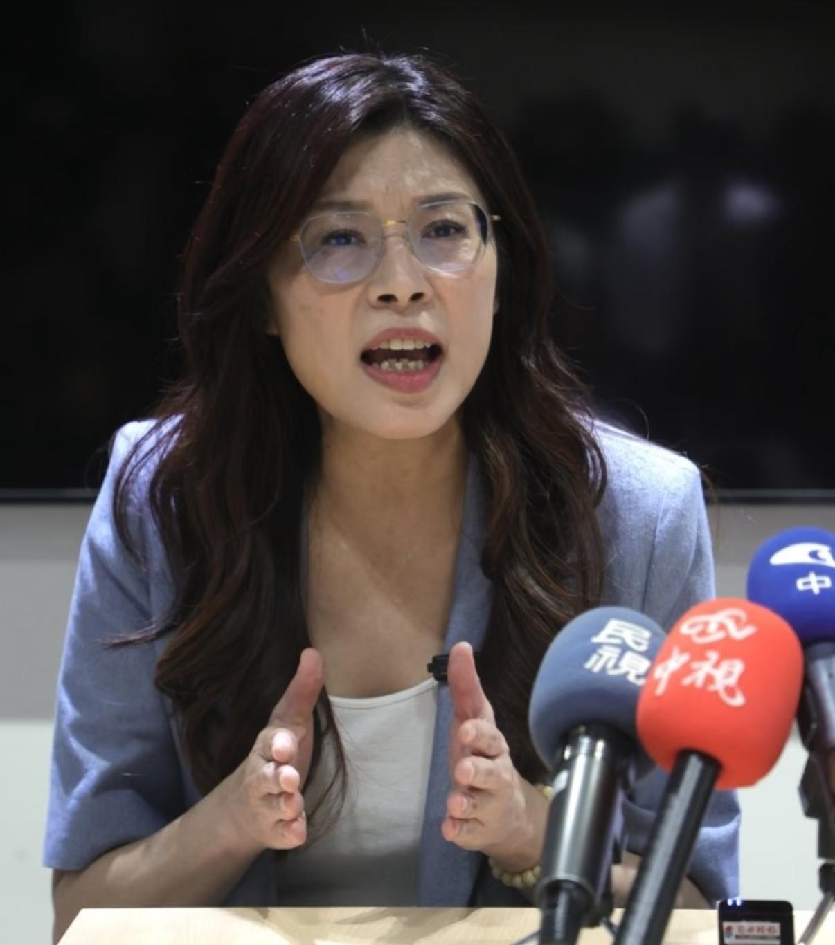 郑丽文这次是真的把国民党的“根子”给找回来了！就在今天的中常会上，她这番话简直像