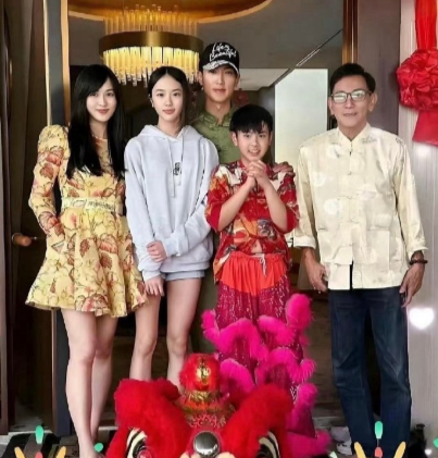 吴尊家老幸福了！他老婆依旧超美，真的，女人婚幸不幸福，瞅脸就晓得，爱人恰似养花！