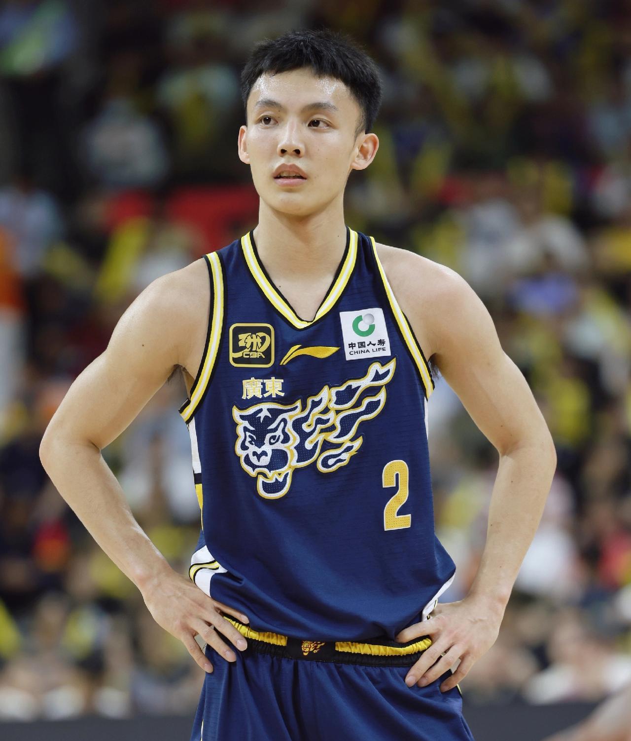 不吹不黑，今日徐杰和赵睿的数据对比！！徐杰：本场出战37分钟，投篮15中8，三