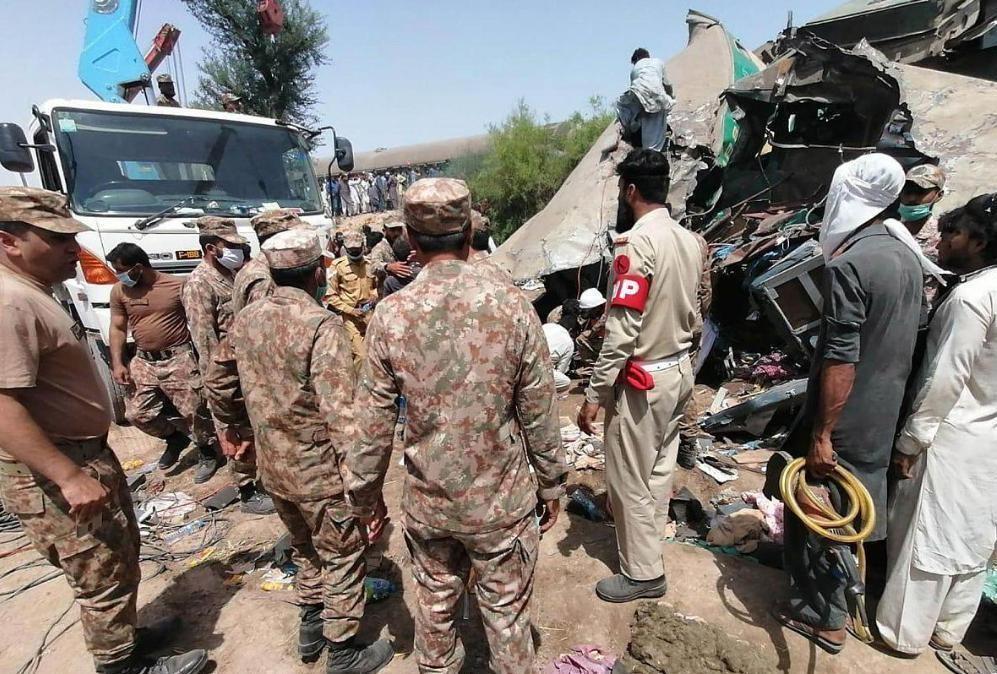 巴：哥！我这日子没法过了！中：咋了老铁？不是刚听你说搞了个“雷霆行动”，灭了2