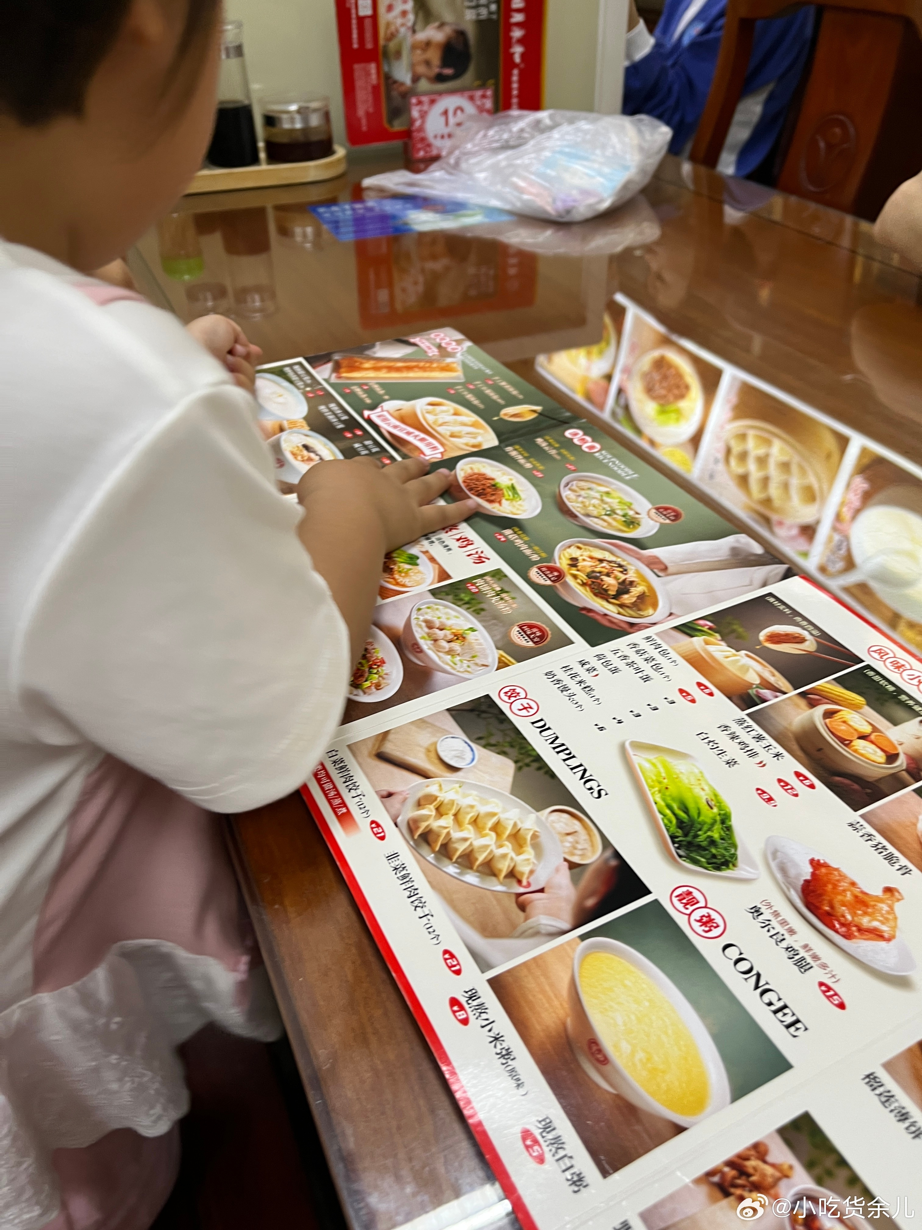 来吃好的，妯娌请客，说要吃永和，我不想来的（减肥）柠宝听到，说要和伯母去吃大餐。