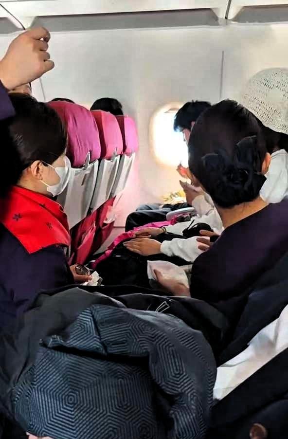 3月11日，北京飞香港的航班上，一名女乘客只顾着玩手机，未在规定用餐时间内用餐。