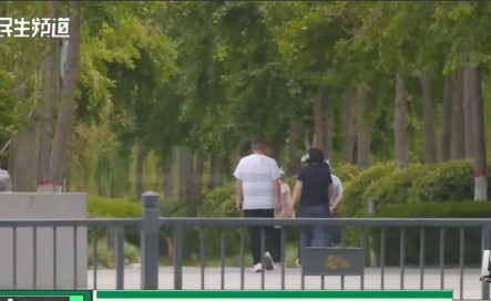 河南，一女子下班时，收到男同事发来的短信：“今晚你老公在家吗？想你了”，女子羞愤