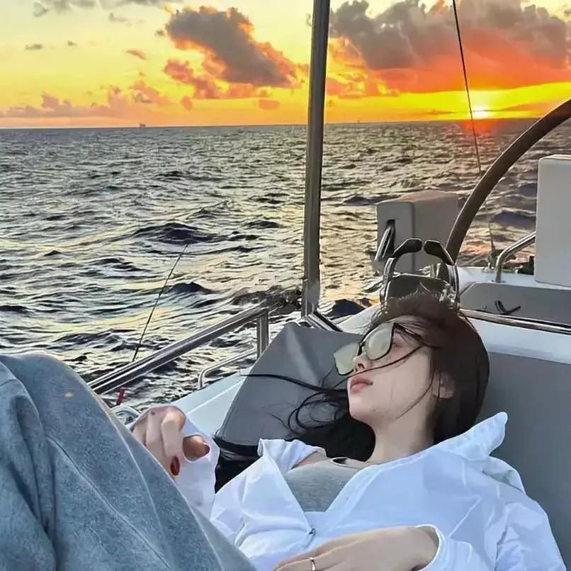 夕阳下的海上惬意时光，躺椅上享受美好～夕阳下海边风光海边夕阳漫步海边闺蜜下午