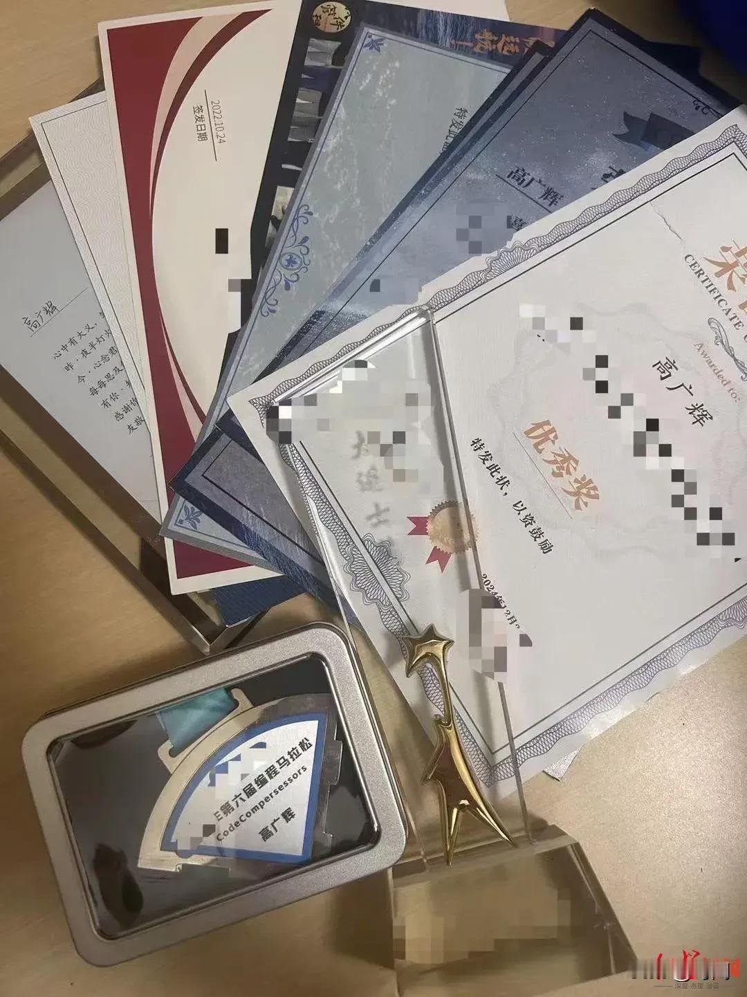 32岁程序员周六在家中加班时突发猝死，家属正在全力申请工亡认定，称他多年来一直被