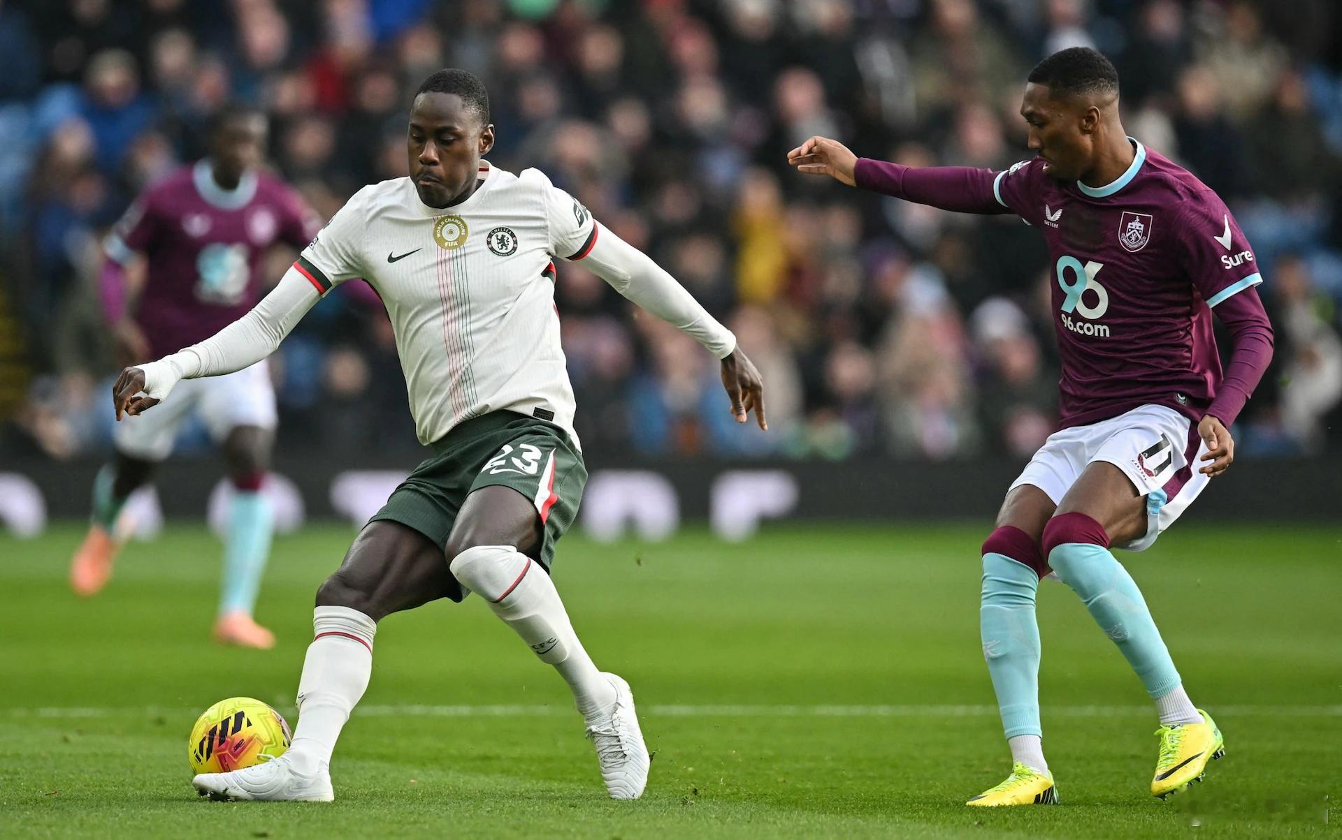 里斯-詹姆斯迈着老奶奶一样的步伐走向角旗区，16分30秒多的这个瞬间，就是这场比