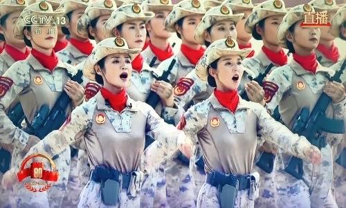 民兵方阵的领队王媛真的是美人一枚，穿上军装英气逼人，脱下军装明艳动人，这身段和气