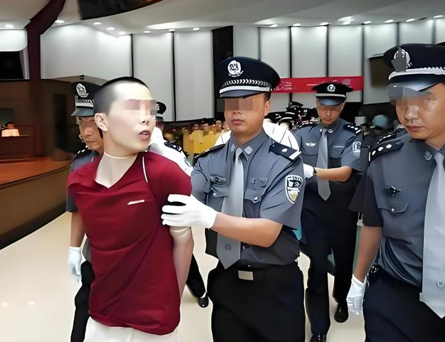 2024年,宝马撞人案温庆运被注射死刑,行刑前浑身颤抖崩溃大哭