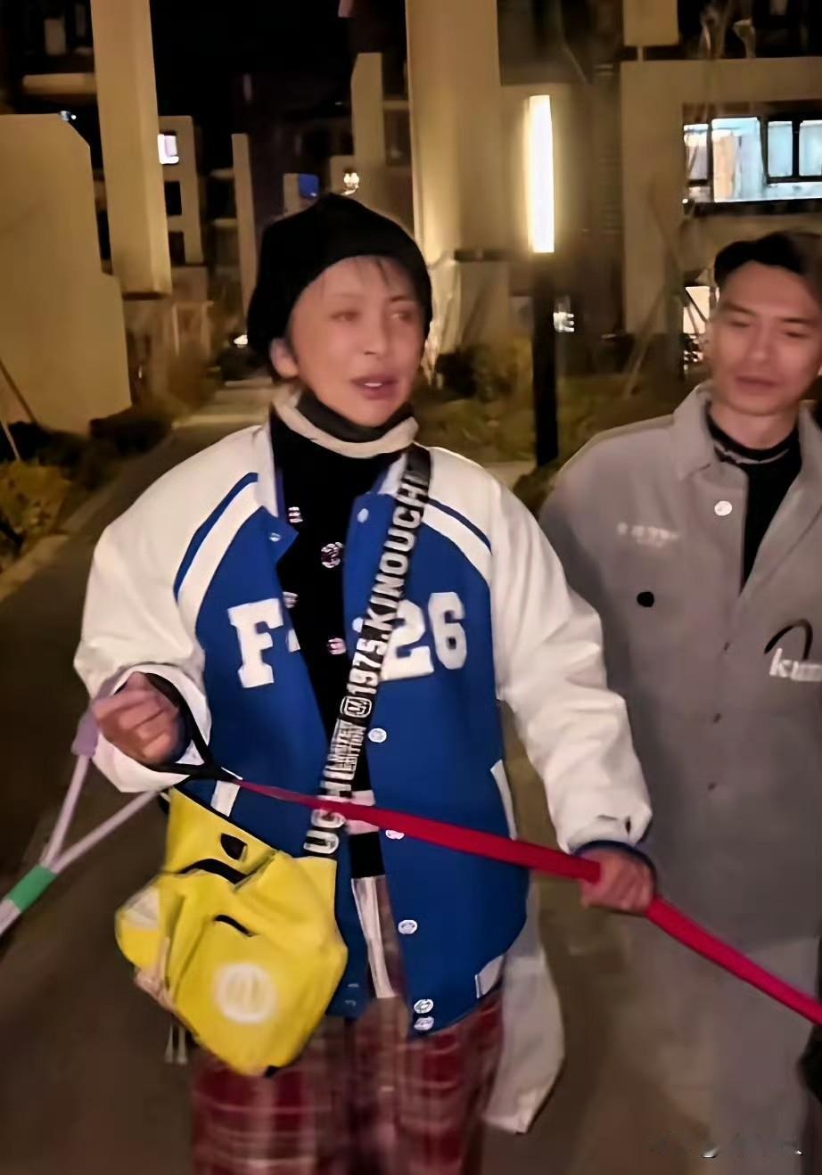 李勤勤也太搞笑了！她分享了个超搞笑的事儿，说有回去儿子家，自己戴着手套、穿得特随