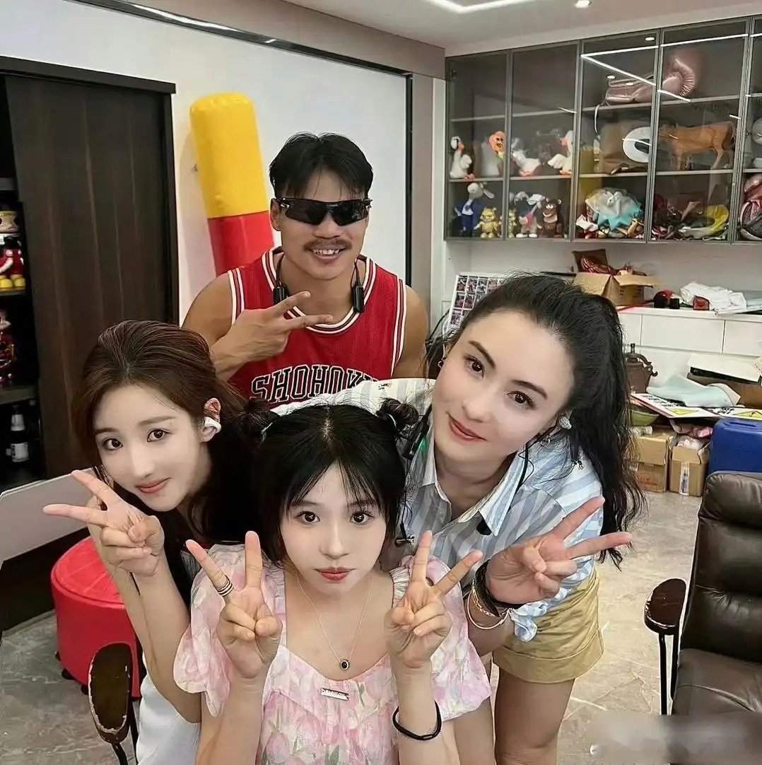 张柏芝老了，也媚俗了！彻底沦落到与小透明为伍，令人唏嘘！