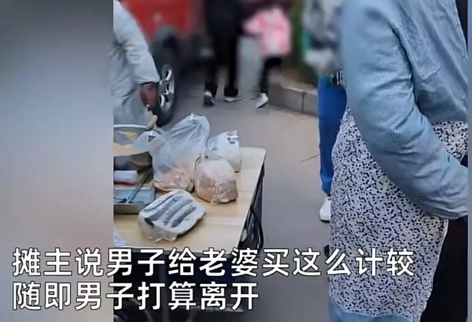 “我想要1斤，他给我切4斤！”山东济南，一男子想买1斤切糕，可摊主一刀下去给切了