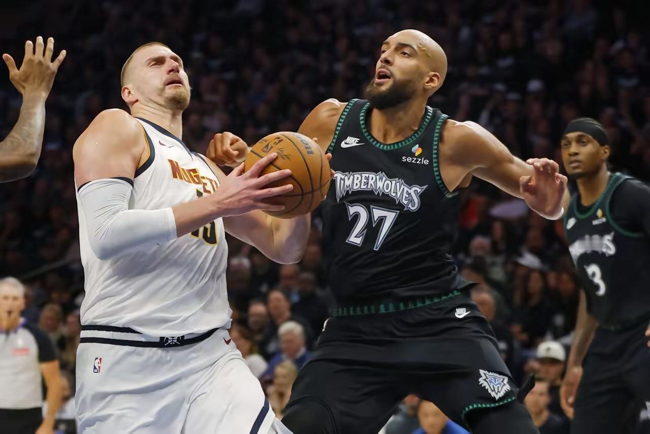 约基奇跌落神坛真没想到当世NBA第一人，遇到戈贝尔会如此狼狈不堪。他的勾手、传