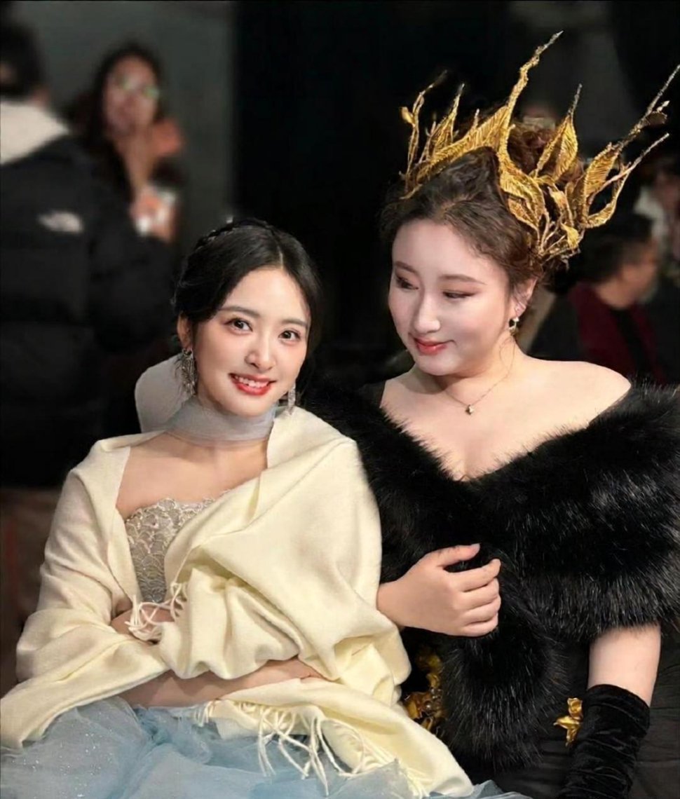 锤娜丽莎发了张和沈月的合照，结果沈月本人跑到评论区回她：图一我真不好形容。​