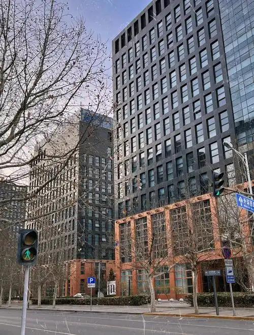 去年咱们国家的贸易顺差，破天荒地突破了一万亿美元。可与此同时，做外贸的工厂一家接