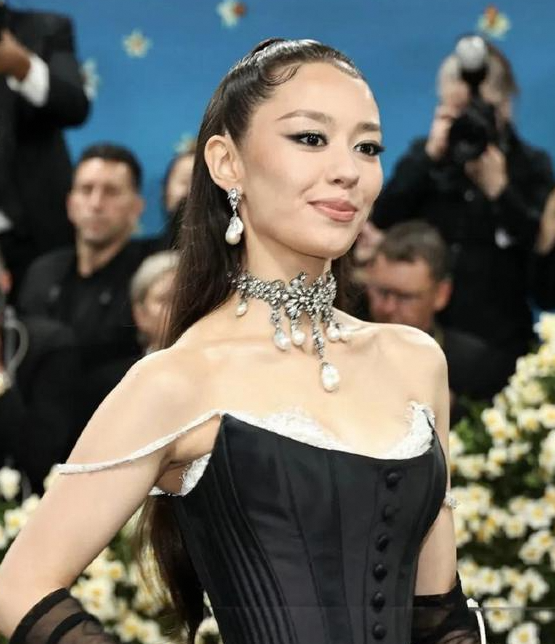 31岁吉娜MetGala造型翻车，瘦脱相打扮油腻
