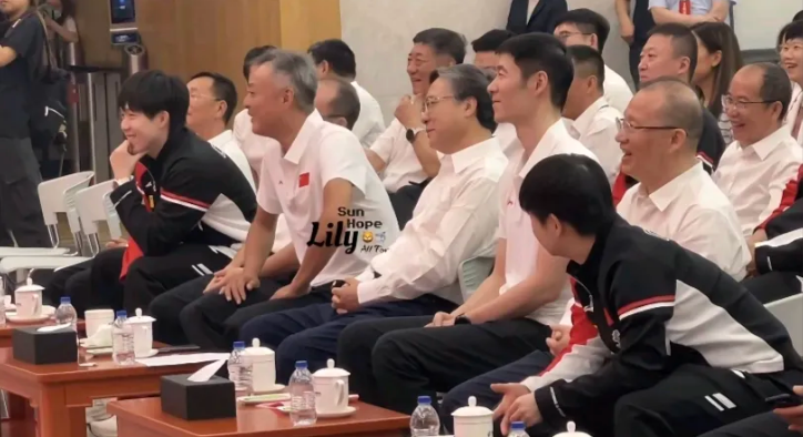 莎莎：王大头，你扭过头看一眼，我不信你两眼空空大头：我看的是领导（昨天刚升的莎