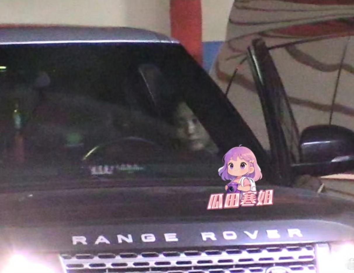 又一个违规咖，女演员邢菲被狗仔拍到开着豪车在双实线马路上直接掉头，场面挺惊险，影