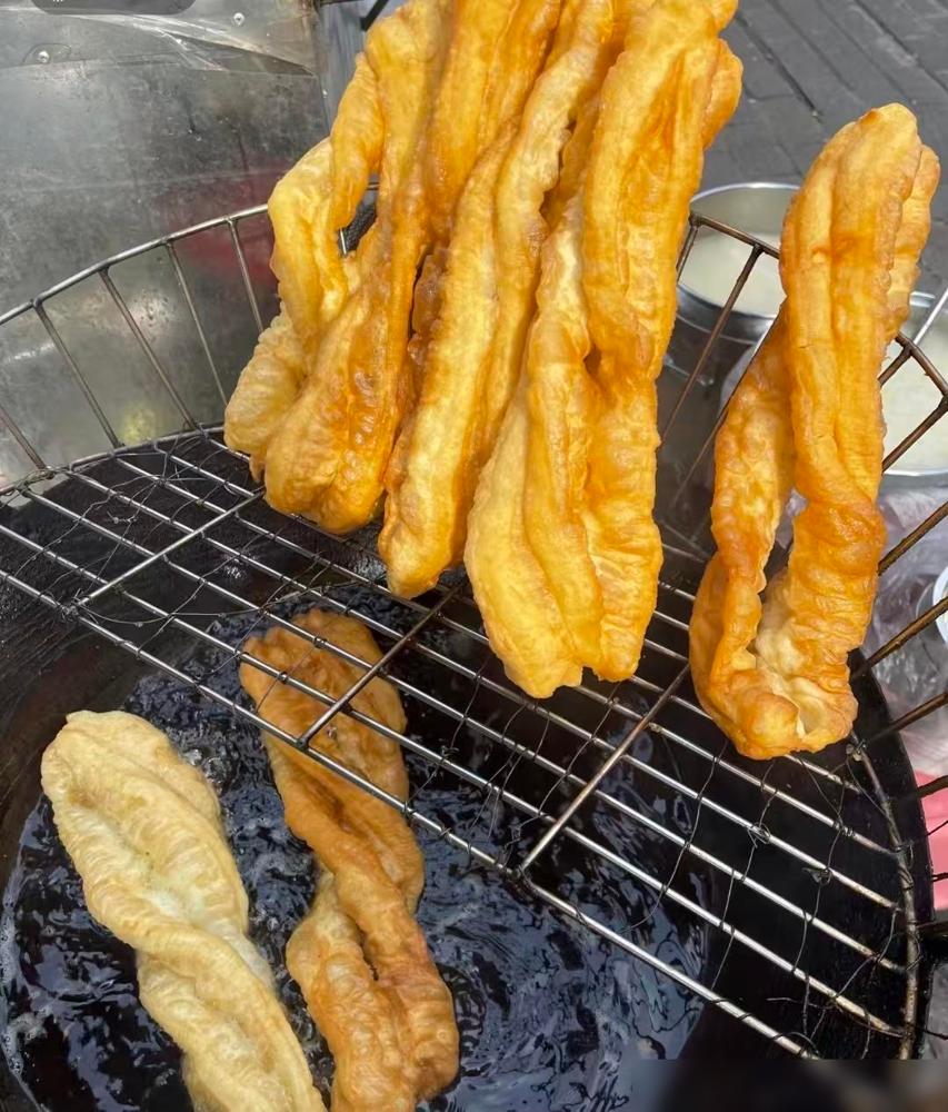 就在眼皮子底下，小区门口卖油条的那对夫妻，突然就没了。我这辈人过了大半辈子，
