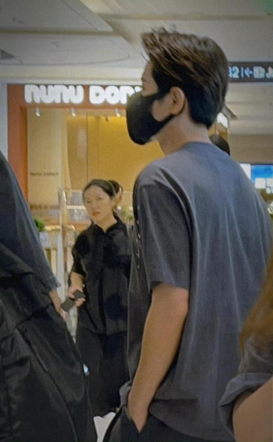 网友偶遇曾舜晞丞磊一起逛街曾舜晞丞磊一起逛街了我的天哪！！大帅哥曾舜晞和丞磊一