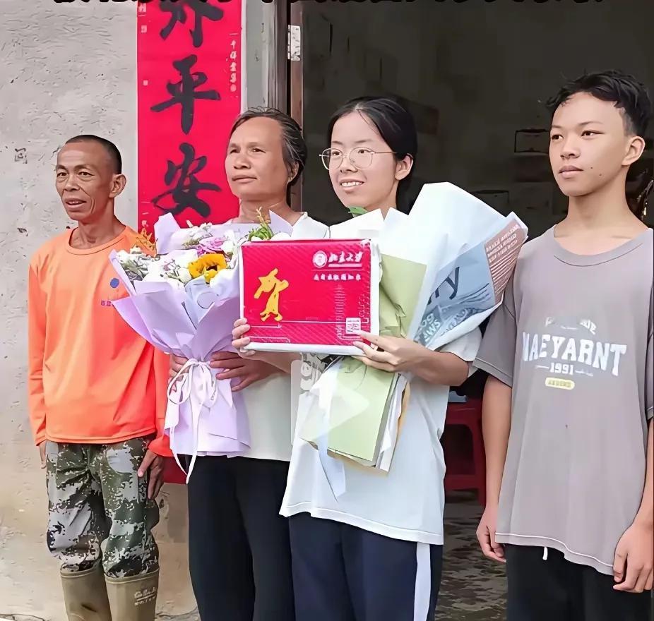 看看房子背景和父母的精神状态，真正的寒门出贵子。女孩非常励志，看看客厅墙上密密麻