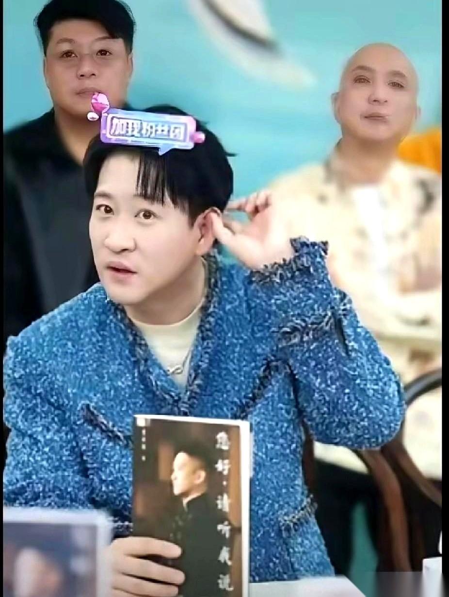 为了卖那本叫《你好，请听我说》的书，他连自己妈跟王惠她爸的事儿都拿出来聊他一