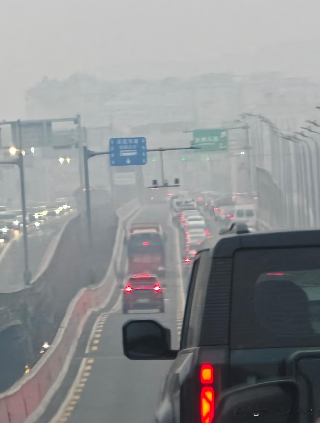 成都早八点的能见度，理雾霾干嘛，想怎么开就怎么开[doge]