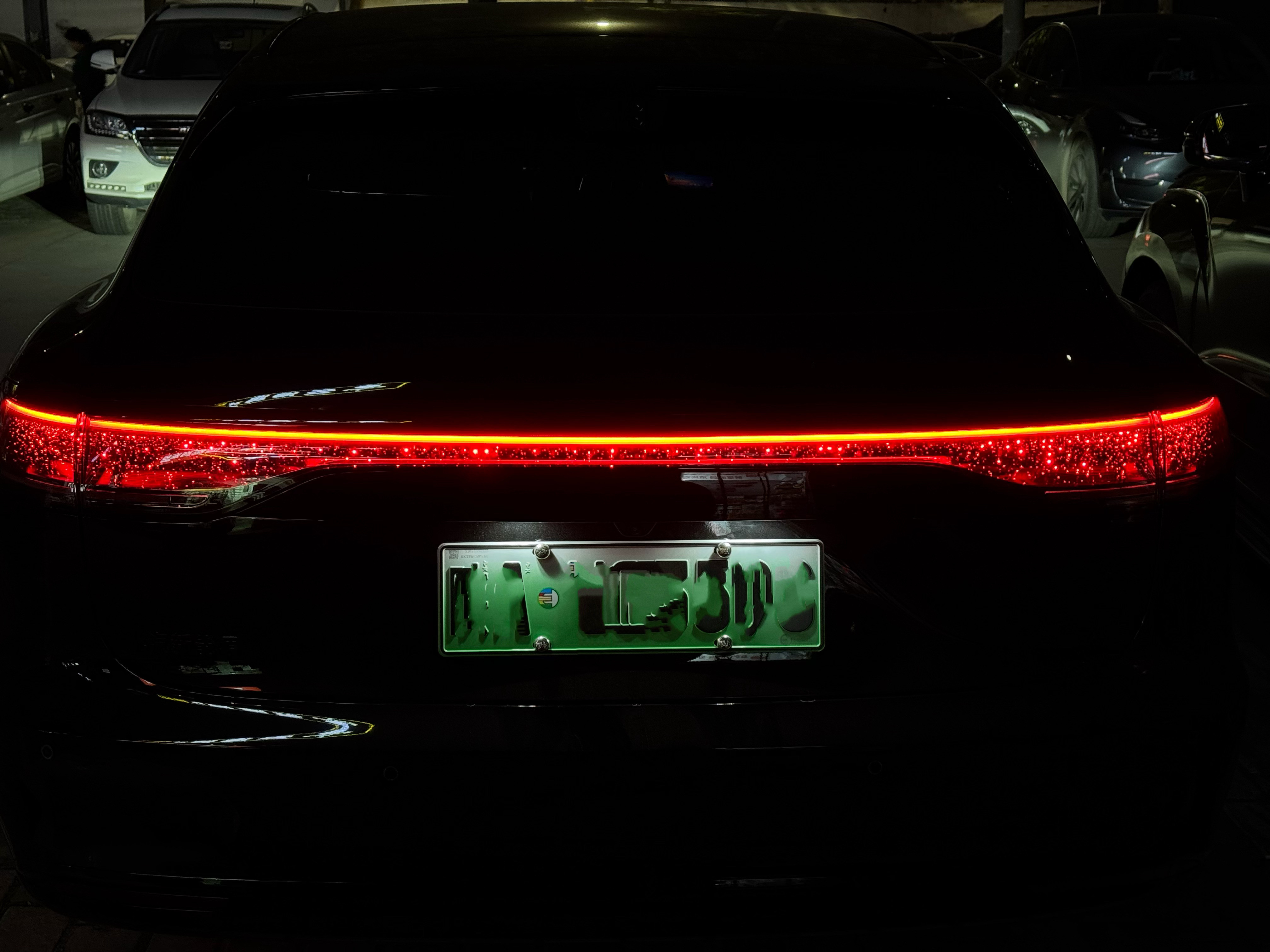 享界S9T的尾灯在夜晚真好看。新款S9马上也有了​​​