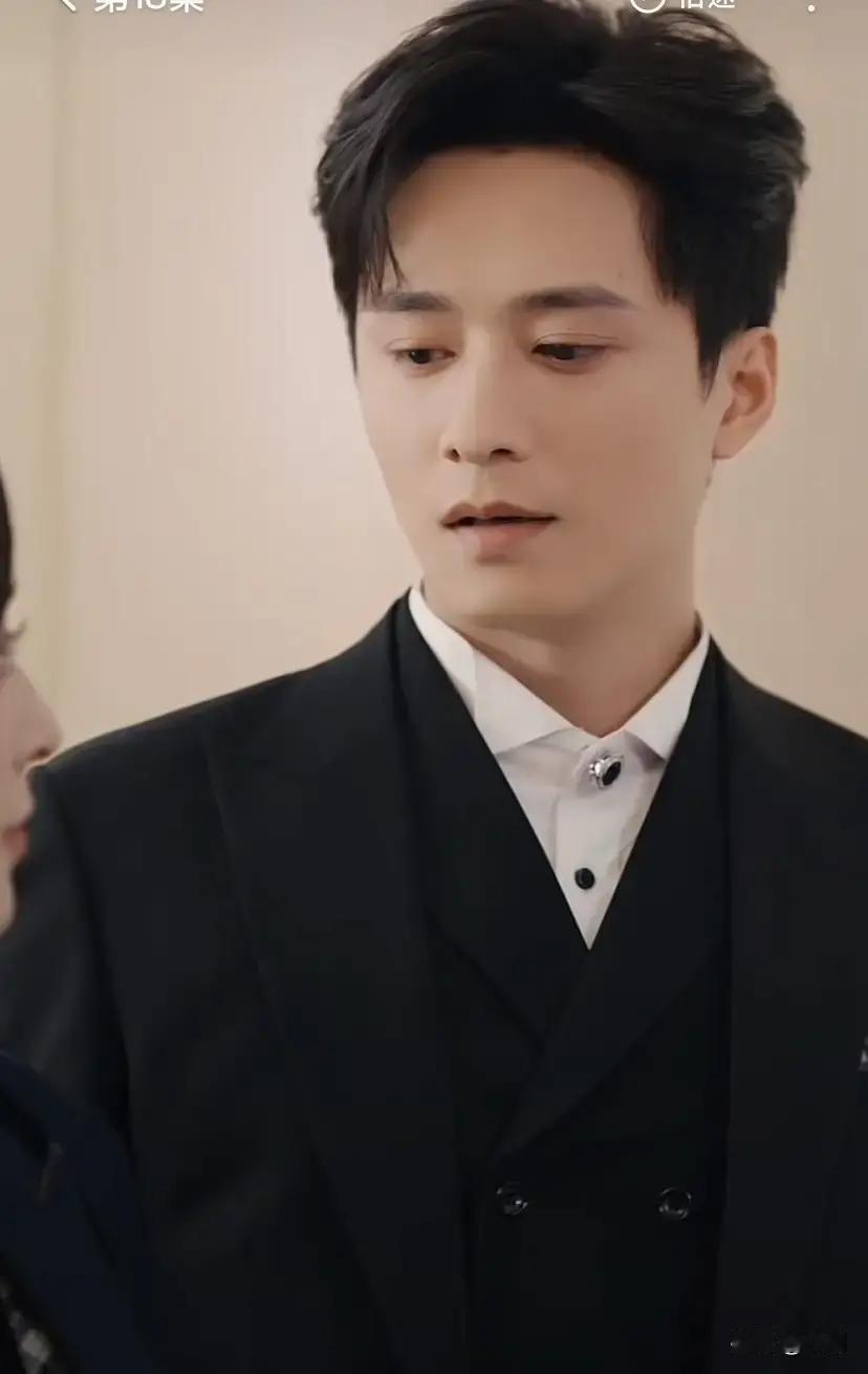 刷到《婚后成瘾》上线抖音，点进去一看，女主是王皓祯。短剧里她演闪婚女霸总，三