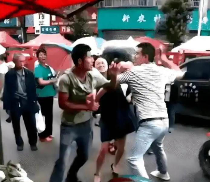 “冤不冤！”山东济宁，一男子被醉汉多次殴打，实在忍无可忍，出拳打了醉汉的脸，不料