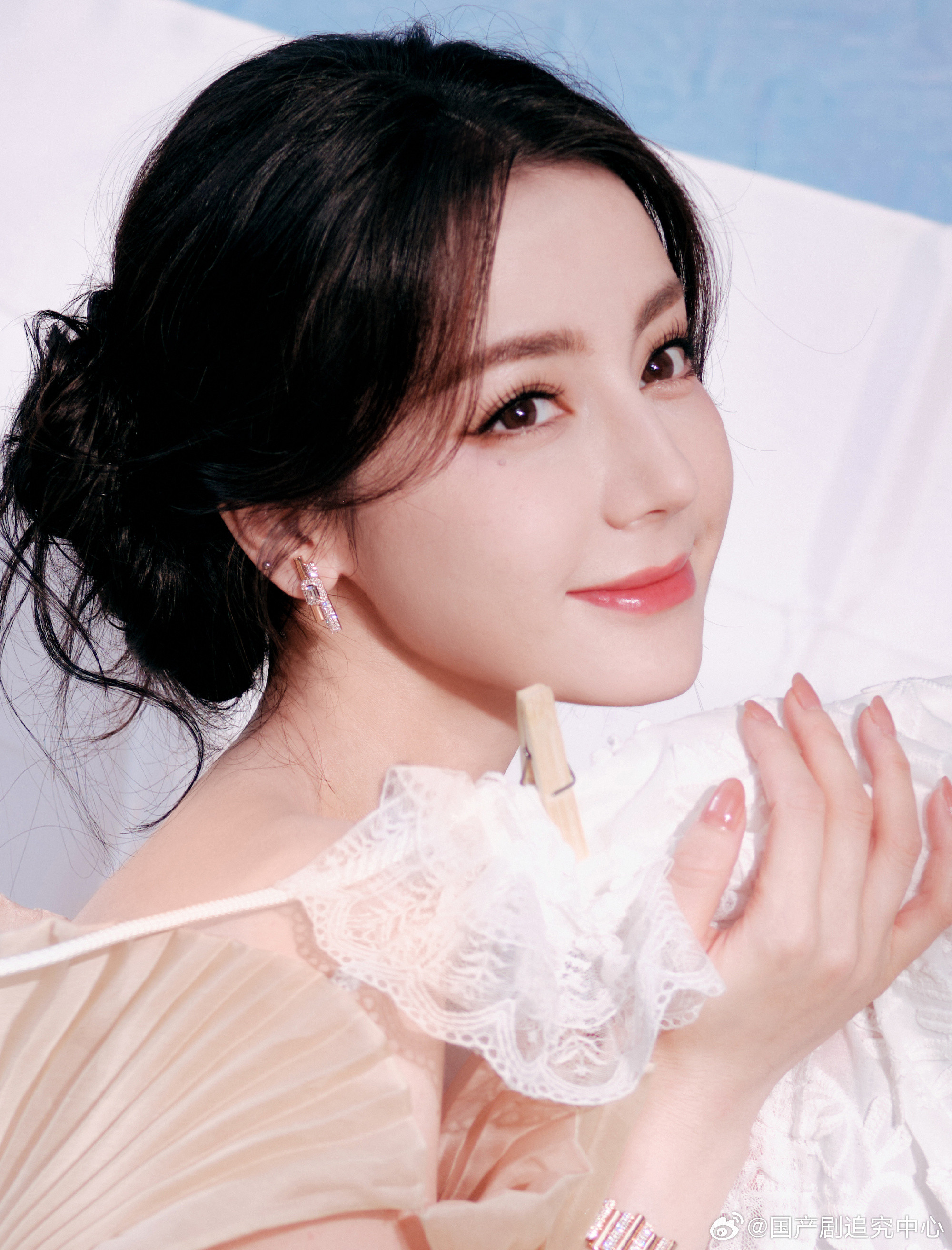 1.迪丽热巴知晓自己的剧本选择眼光一般，特意聘请了专业的剧本审核人员，为自己的