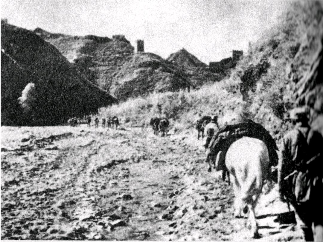 1942年，带路的作战参谋张达，突然停下脚步，回头冲着身后五十多名干部咧嘴一笑。