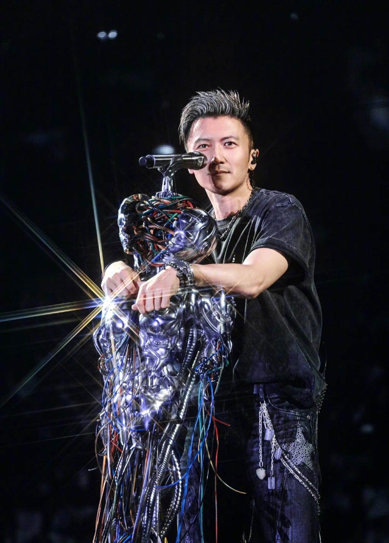 原来谢霆锋是“被迫”营业，时隔20年再开演唱会原来并非为了青春梦那么简单！原