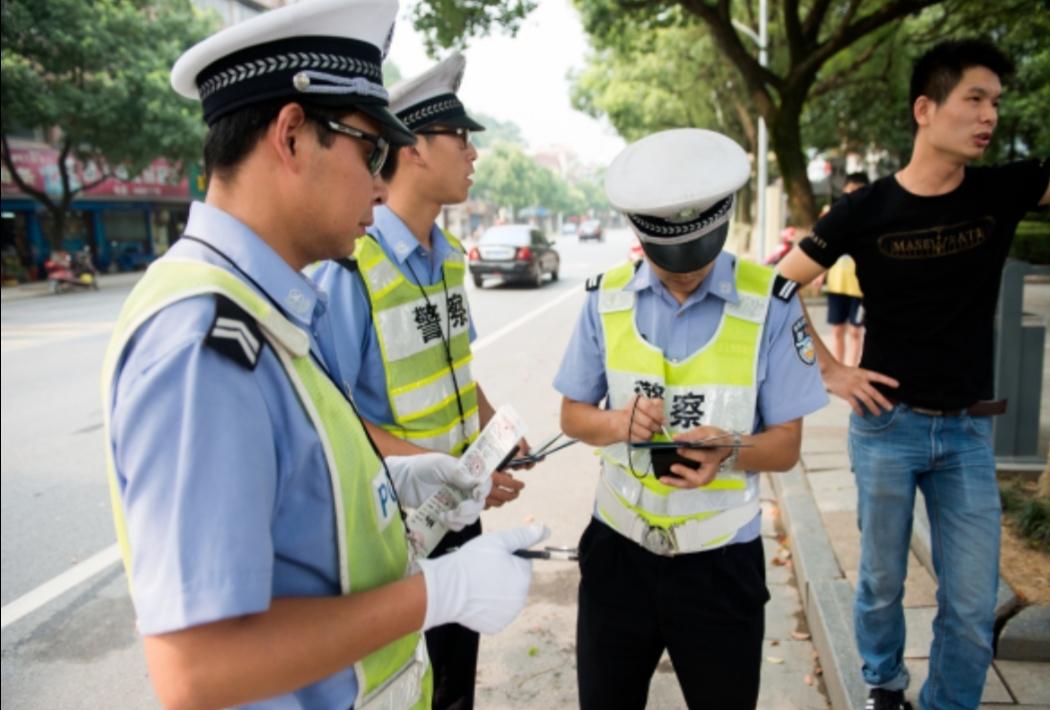 请问：辅警和正式民警的工作职责和工资待遇的区分？答案：正式民警→→拥有执法
