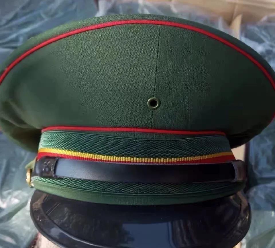 武警87式士兵大檐帽（改型后帽墙为二黄加一红）帽檐采用黑色硬塑料材质，具有一定的