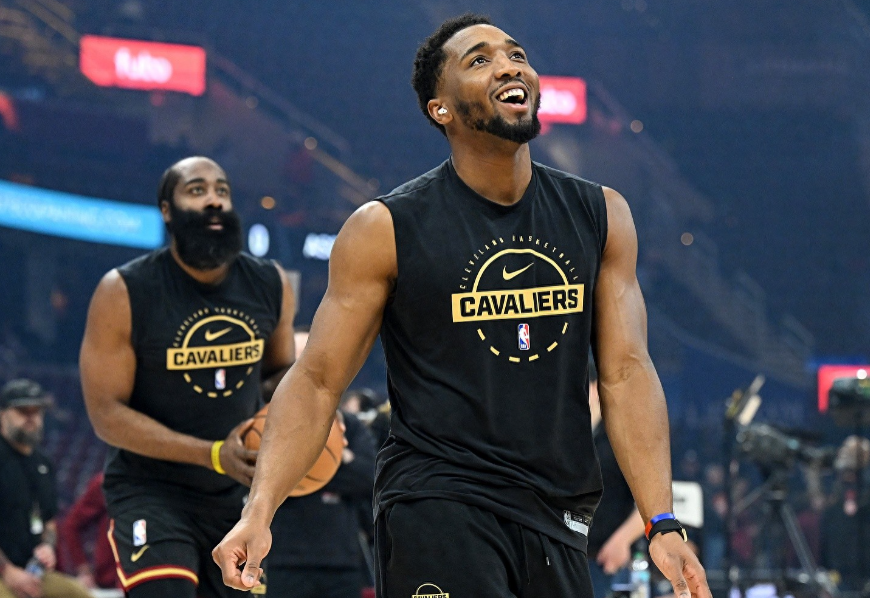 理性讨论，哈登下场米球在场时是不是必须要一个控卫在场?会不会是米切尔不想担任