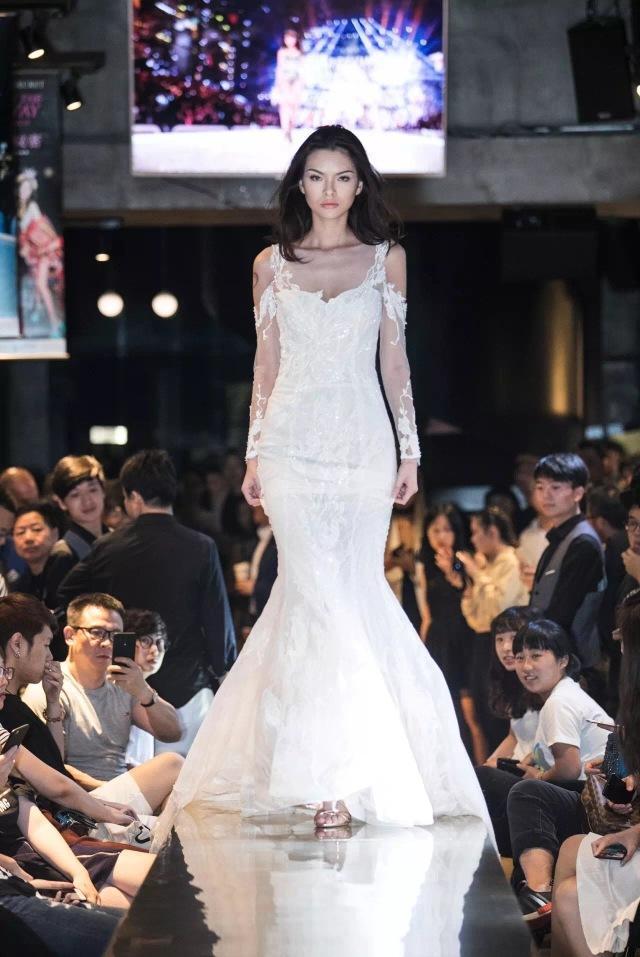 性感又不失可爱 《天使之路》 热门候选人 esee 英模 Naomi esee旗下超人气模特 Naomi 入选成为《天使之路》全国前三十强的天使 即将在7月13日正式参与拍摄 《天使之路》 是一档由燊鸿文化、腾讯视频、爱奇艺及响当当笃影传媒联合出品的大型时尚真人秀 将由美国维秘秀制片团队领衔的顶级团队 联袂《爱上超模》原班人马倾力打造 Naomi作为《爱上超模》第三季的超高人气选手 在进入训练营之前,发布了一组最新内衣作品 为维多利亚的秘密秀台预热 Naomi 摄影师镜头下的Naomi 即有如天使般