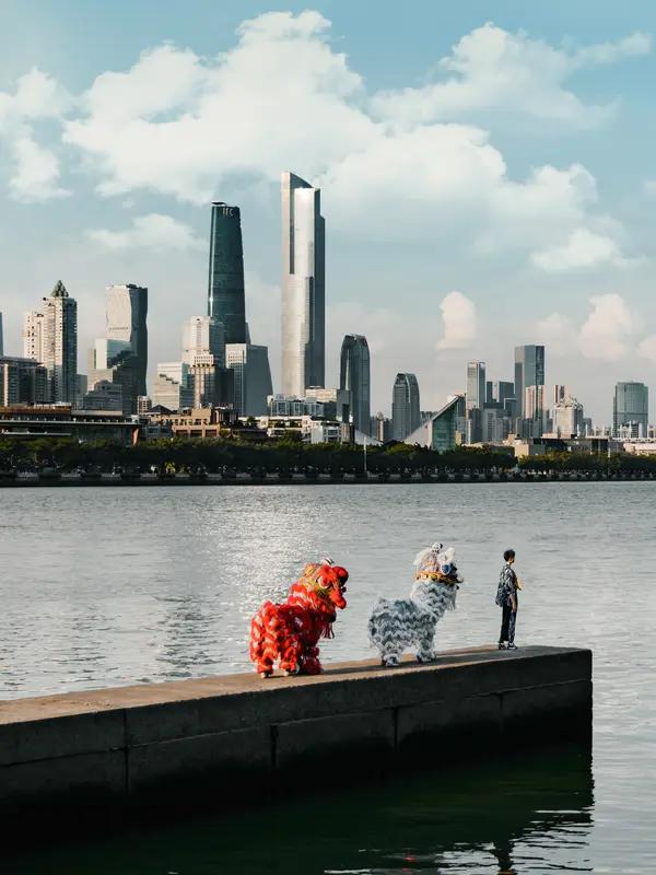 据说目前有600多万华人在美国，说大多数是有钱人的子女，这说法有点片面了。华人移