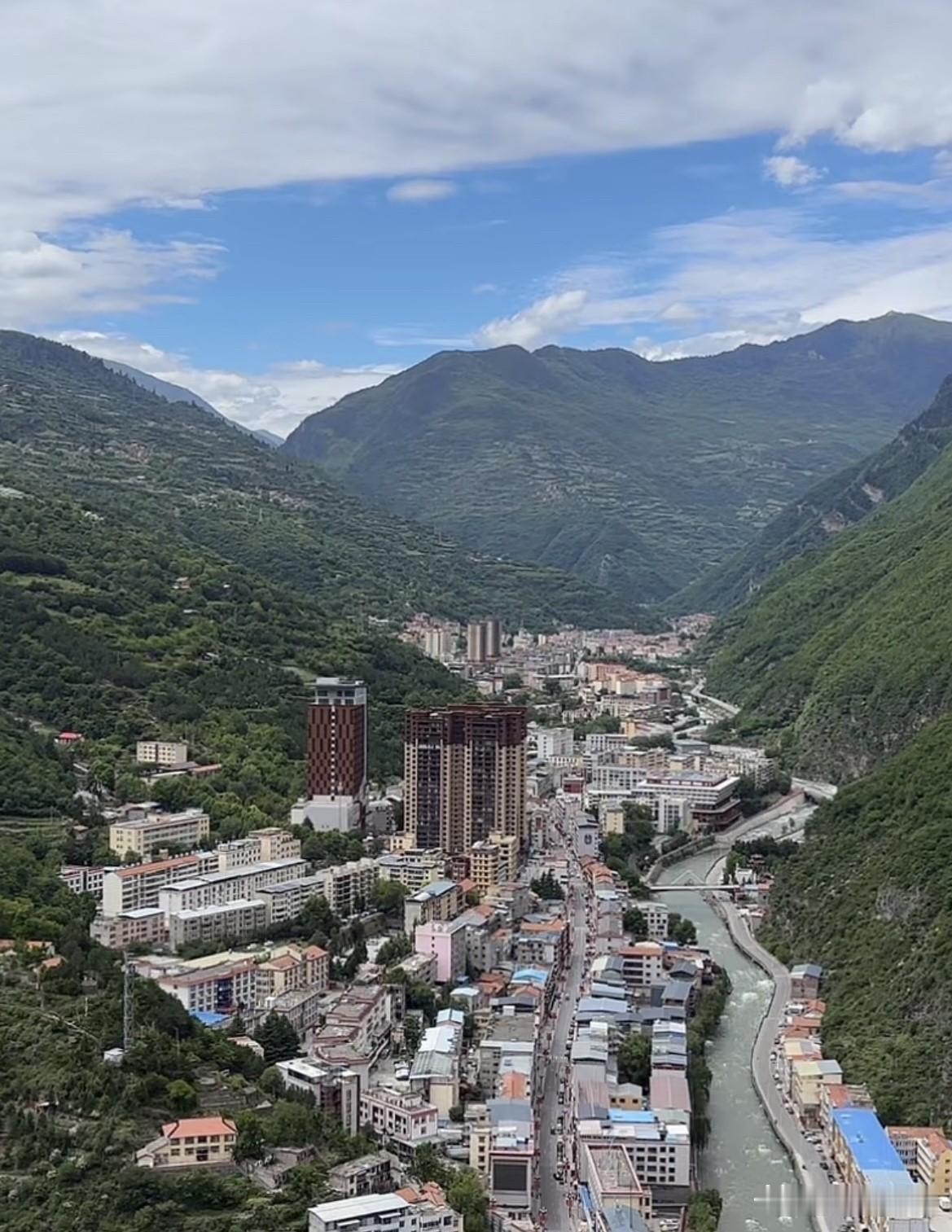 一半市井烟火，一半山野清风。群山如黛，环抱着河谷里的小城。清冽的河水穿城而过