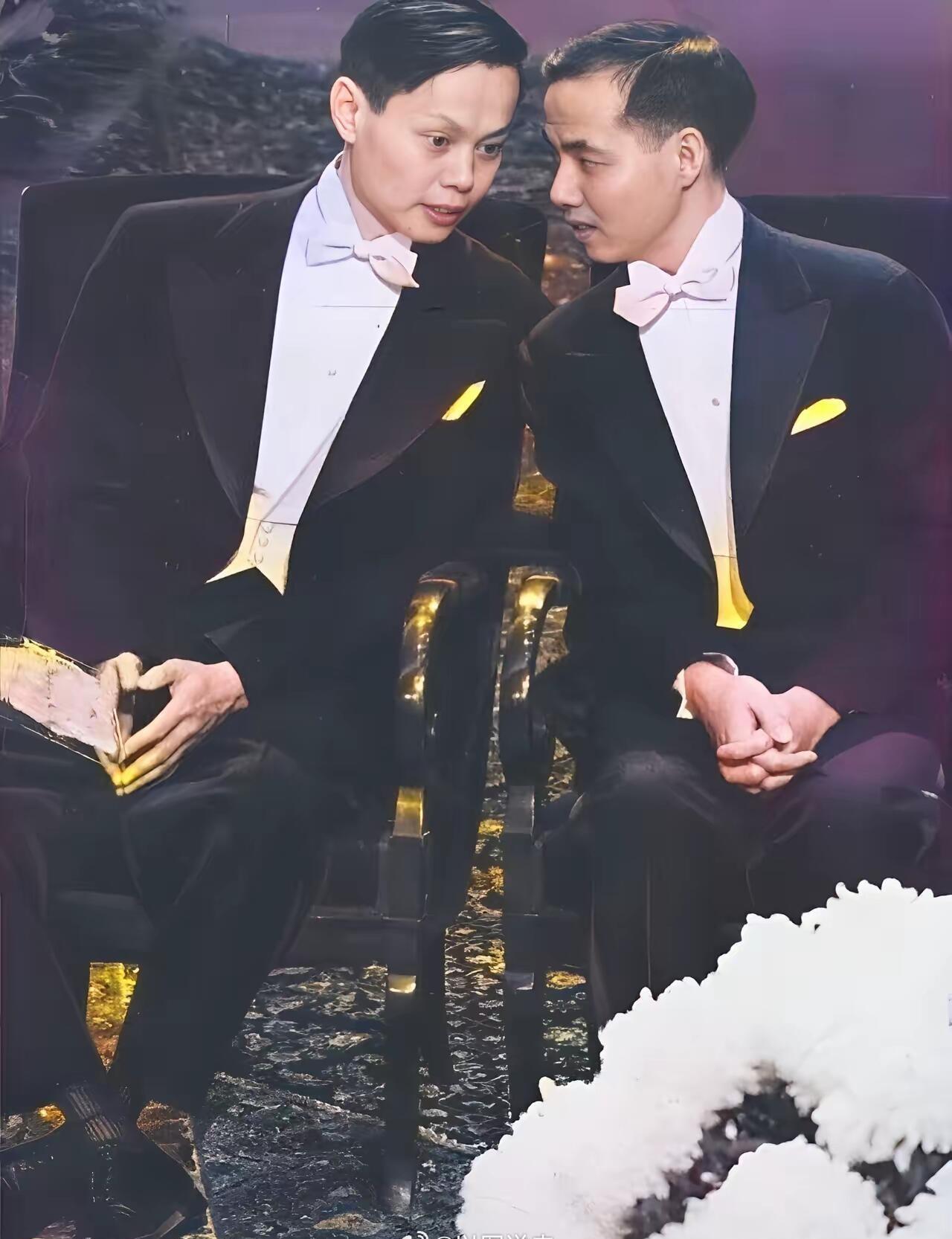 这是杨振宁与李政道在诺贝尔奖颁奖典礼现场