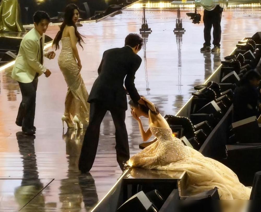 怪不得孟子义能火。23年在星光大赏摔过一次。今天又摔了，把旁边的李昀锐都吓傻了，